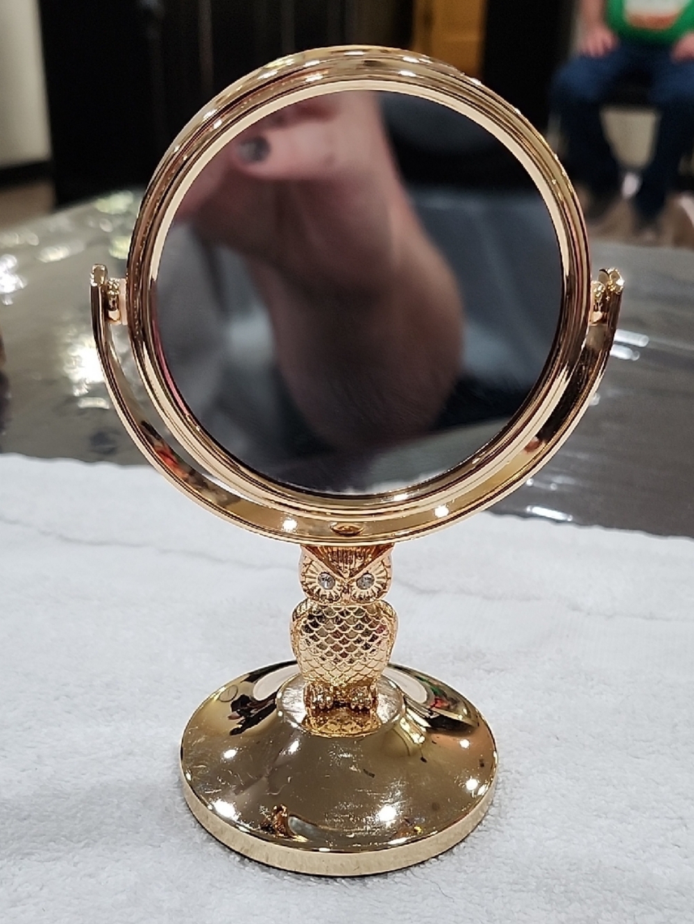 GOLD-COLORED DESKTOP VANITY MIRROR WITH A DECORATIVE OWL PEDESTAL BASE